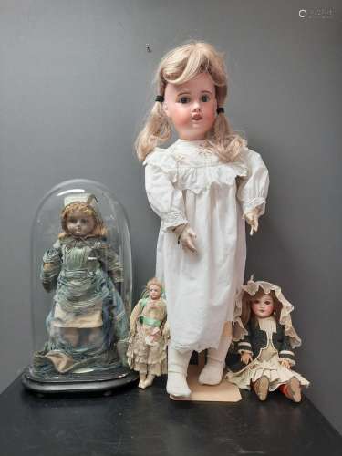 Lot de 4 poupées anciennes :, - Poupée française avec tête e...