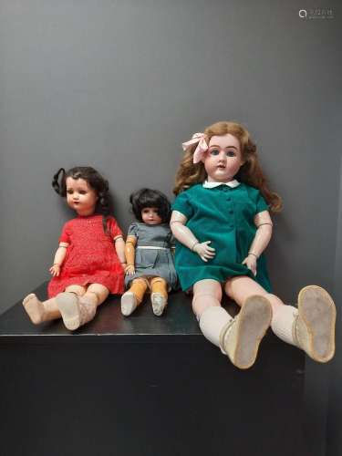 Lot de trois poupées allemandes anciennes., Ht : 50 cm, 58 c...