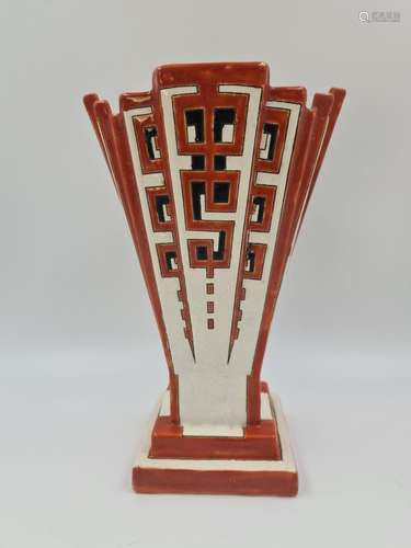 Charles CATTEAU (1880-1966)., Vase art deco Boch Keramis à d...