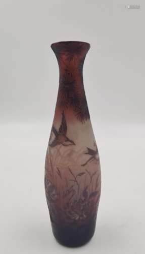 DEVEZ., Vase art nouveau en verre multicouches décoré d’un e...