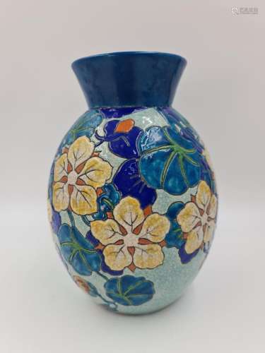 Vase Boch Keramis à décor de fleurs sur fond bleu craquelé.,...