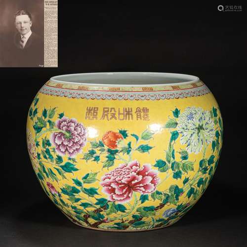 Large pastel pot with flower pattern in Qing dynasty