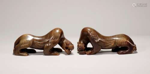 A pair of jade beasts in the Ming Dynasty