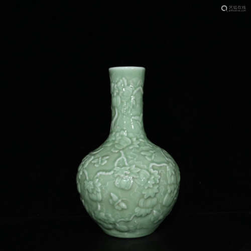 清豆青釉雕刻瓜果纹天球瓶