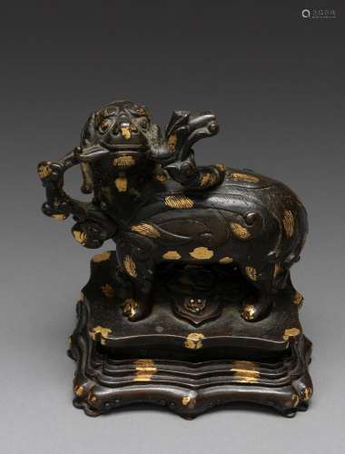 A CHINESE BRONZE GOLD-SPLASHED BEAST, 17TH CENTURY