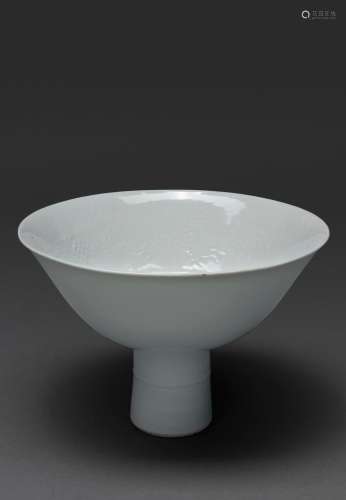 A CHINESE WHITE GLAZED STEM CUP, QING DYNASTY (1644-1912)