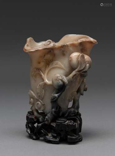 A CHINESE CARVED AGATE VASE, QING DYNASTY (1644-1911)