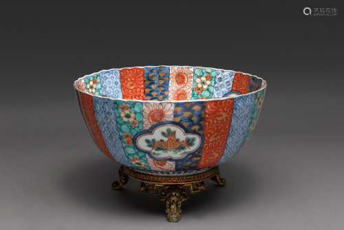 A LARGE JAPANESE IMARI BOWL, MEIJI PERIOD, LATE 19TH CENTURY