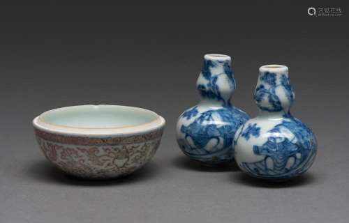 A PAIR OF CHINESE BLUE AND WHITE MINIATURE DOUBLE GOURD BOTT...