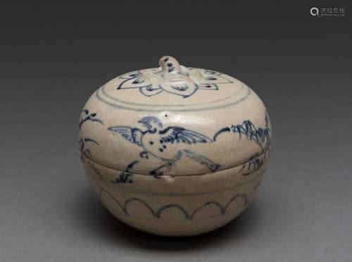 A VIETNAMESE BLUE AND WHITE BOX, 15TH CENTURY