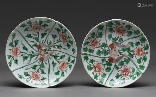 A PAIR OF CHINESE FAMILLE-VERTE FOLIATE RIM DISHES, LATE MIN...