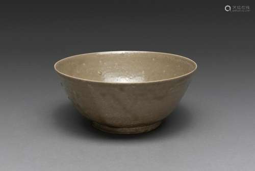 A CHINESE YUE CELADON BOWL, FIVE DYNASTIES-NORTHERN SONG, 10...