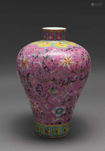 A CHINESE FAMILLE ROSE SGRAFFITO GROUND VASE, QIANLONG MARK,...