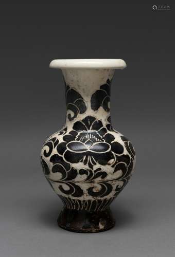 A RARE CHINESE CIZHOU-TYPE CARVED VASE NORTHERN SONG DYNASTY...