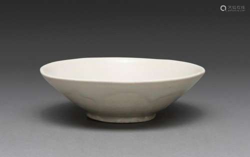 A CHINESE XING WHITE GLAZED BOWL, TANG DYNASTY (618-906)