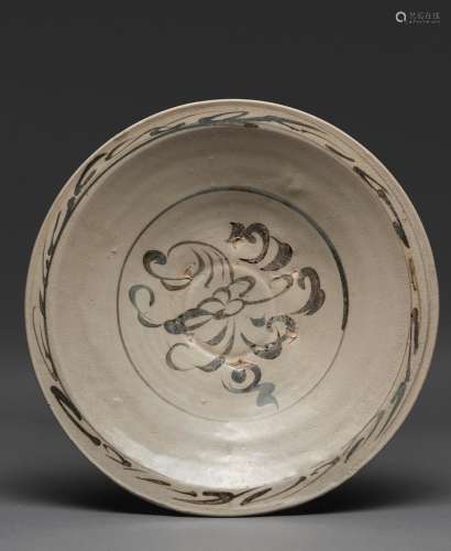 A LARGE SUKOTHAI FLORAL UNDER-GLAZE DECORATED DISH, 15TH-16T...