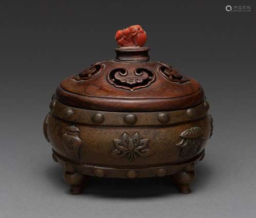 A FINE CHINESE BRONZE TRIPOD CENSER, 17TH CENTURY