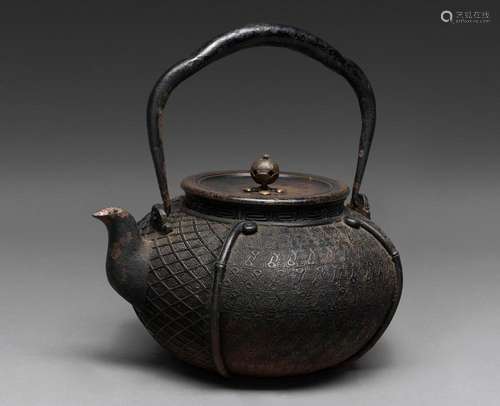 A JAPANESE IRON TEA POT, EARLY 20TH CENTURY