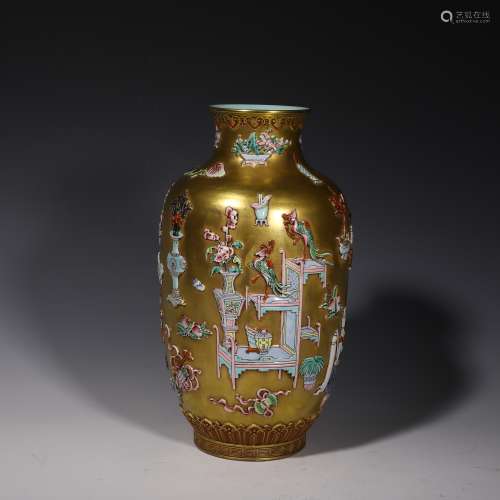 清 金地雕瓷博古紋瓶