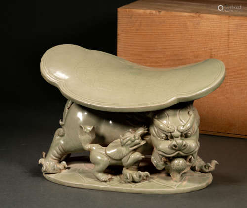 中國唐時期 越窯秘色瓷子母獅子枕