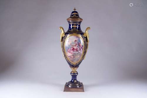Grand vase balustre ornemental de style Louis XVI.