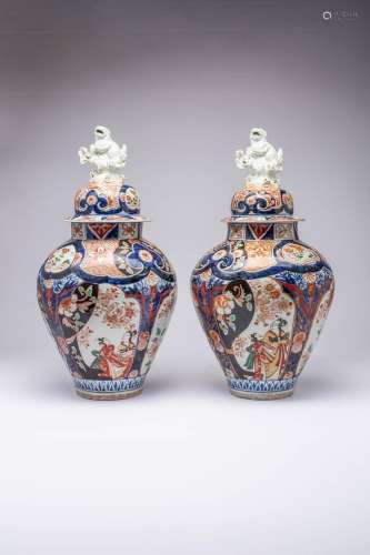A PAIR OF LARGE JAPANESE IMARI VASES AND COVERS EDO PERIOD, ...