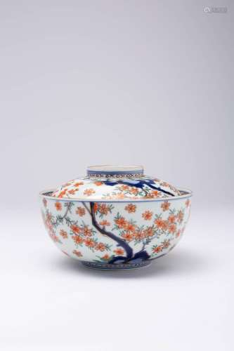 A JAPANESE IMARI BOWL AND COVER EDO PERIOD, C.1700 Typically...