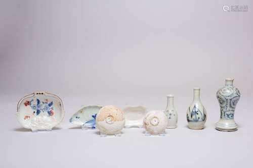 A COLLECTION OF JAPANESE MINIATURE PORCELAIN PIECES EDO PERI...