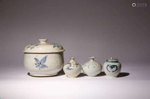 A SMALL COLLECTION OF JAPANESE BLUE AND WHITE PIECES EDO PER...