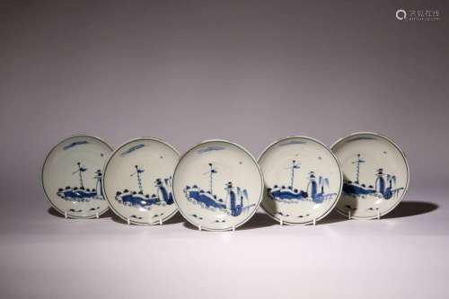 A SET OF FIVE CHINESE BLUE AND WHITE DISHES 17TH CENTURY Eac...