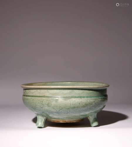 A LARGE CHINESE LONGQUAN CELADON TRIPOD INCENSE BURNER MING ...