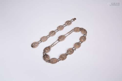 A CHINESE SILVER NECKLACE AND A BRACELET LATE 19TH/20TH CENT...
