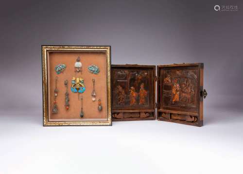A GROUP OF CHINESE JEWELLERY ITEMS AND A CHINESE TWO-PANELLE...