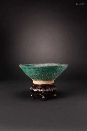 AN IRANIAN POTTERY SILHOUETTE-WARE BOWL C.12TH CENTURY Of co...