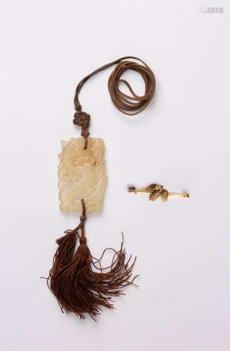 A CHINESE BOWENITE RETICULATED PENDANT AND A SMALL GOLD BROO...