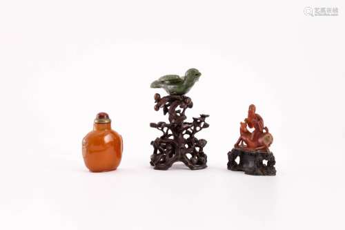 A LARGE CHINESE AGATE SNUFF BOTTLE AND TWO STONE CARVINGS QI...