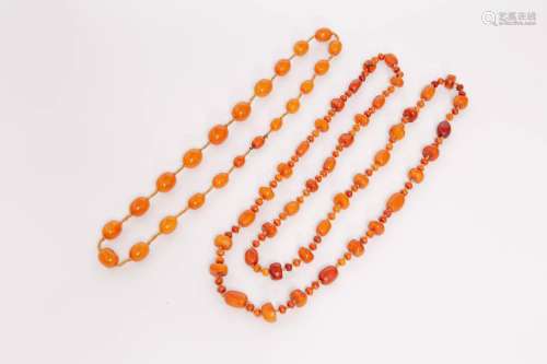 TWO CHINESE SINGLE-ROW AMBER NECKLACES QING DYNASTY AND LATE...
