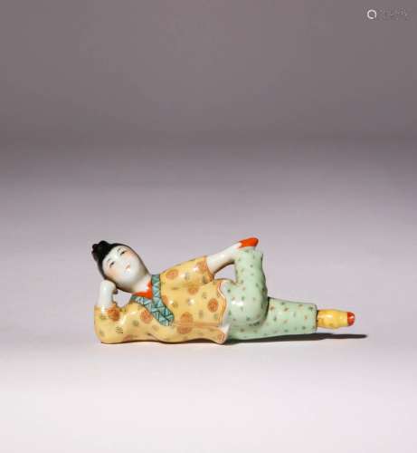 A CHINESE PORCELAIN SNUFF BOTTLE MODELLED AS A LADY PROBABLY...