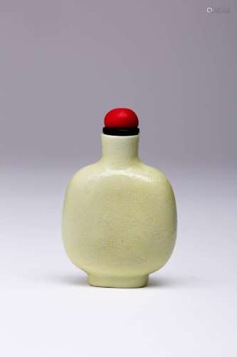 A CHINESE PALE YELLOW ANHUA-DECORATED SNUFF BOTTLE FOUR CHAR...
