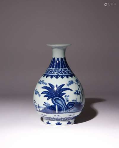 A CHINESE BLUE AND WHITE PEAR-SHAPED VASE, YUHUCHUNPING PROB...
