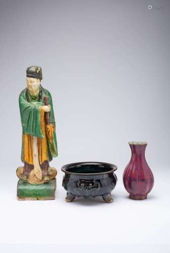 THREE CHINESE CERAMIC ITEMS LATE QING DYNASTY Comprising: a ...