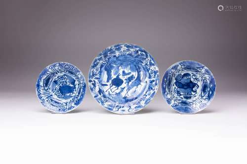 A NEAR PAIR OF CHINESE BLUE AND WHITE KRAAK BOWLS AND A DISH...