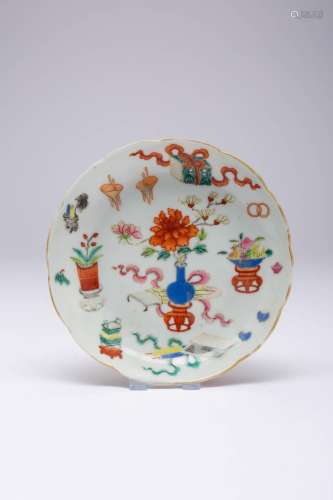 A CHINESE FAMILLE ROSE `HUNDRED ANTIQUES` SAUCER SIX CHARACT...
