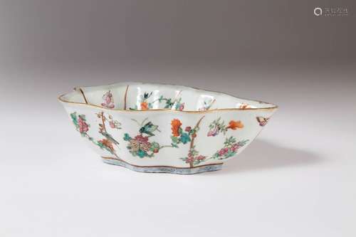 A CHINESE FAMILLE ROSE LEAF-SHAPED BOWL SIX CHARACTER TONGZH...