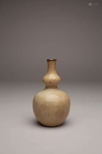 A SMALL CHINESE GE-TYPE GOURD-SHAPED VASE 18TH CENTURY Decor...