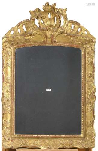 Miroir Louis XV en bois sculpté et doré. Travail français. E...