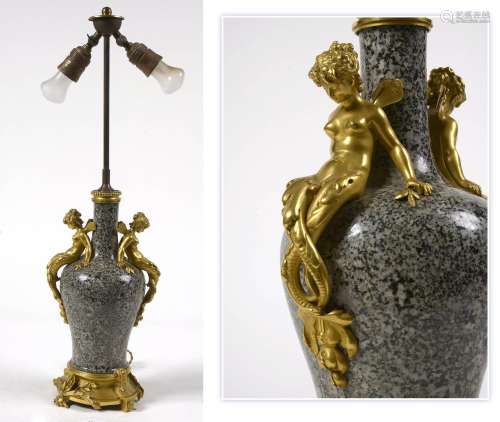 Vase en granit gris à monture en bronze doré ornée de "...