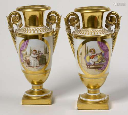 Paire de vases dit "Médicis" Charles X en porcelai...