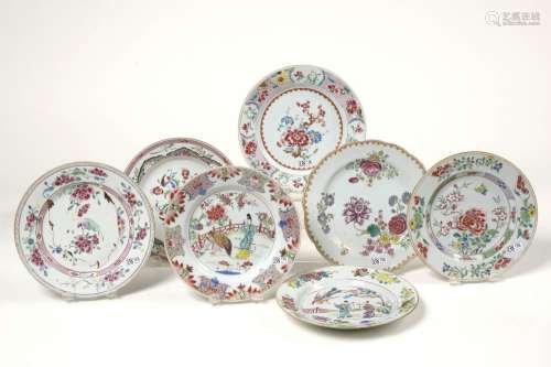 Lot de sept assiettes en porcelaine polychrome de Chine au d...