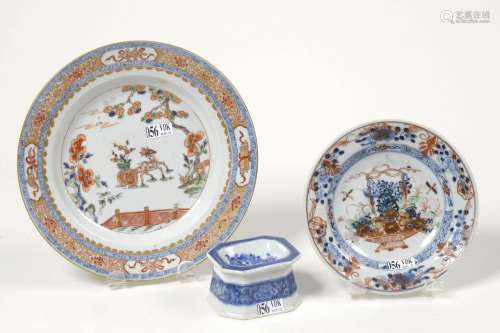 Lot en porcelaine polychrome et bleue et blanche de Chine co...